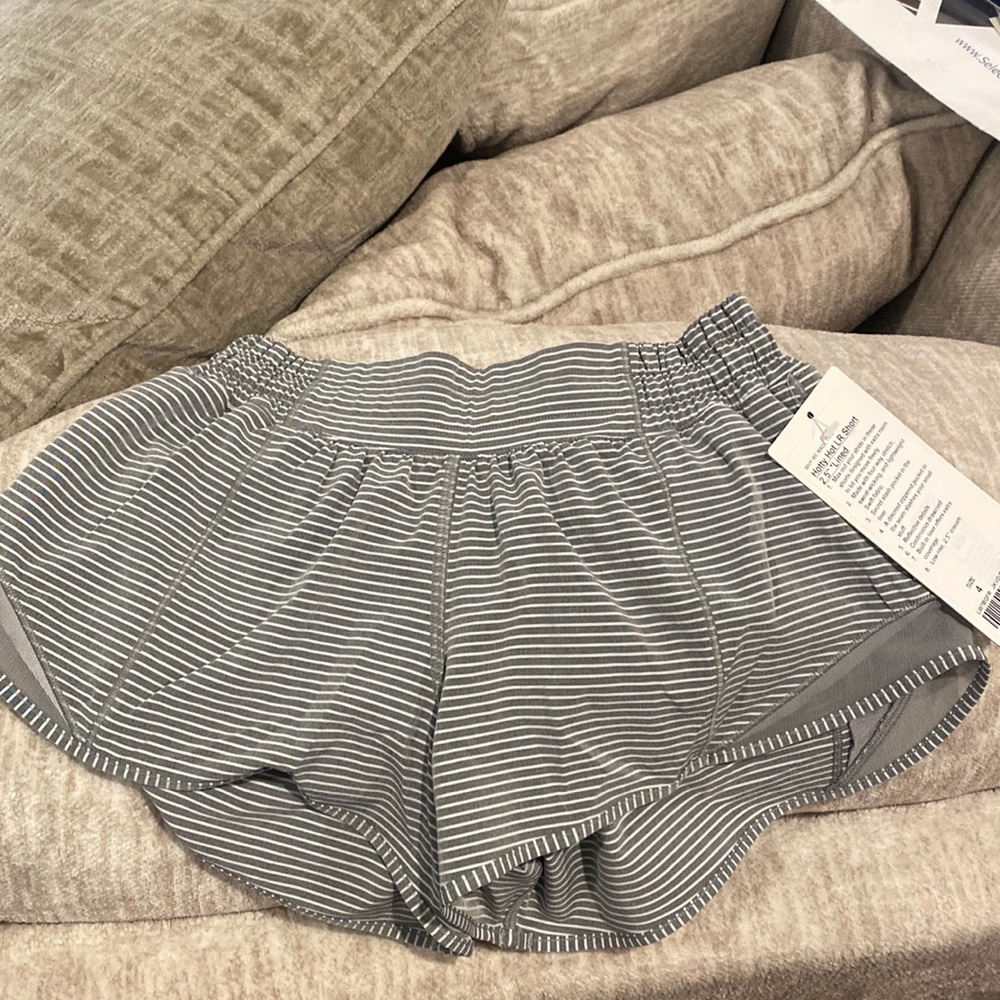 NWT Lululemon Hotty Hot LR Short 2.5” Lined